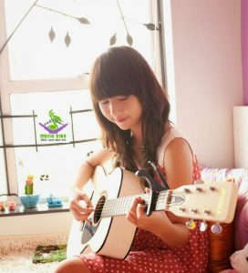 con gái có nên học guitar không