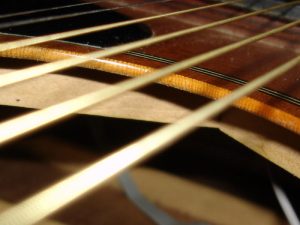 Cách Phân Biệt Đàn Guitar Gỗ Thật (Solid) và Gỗ Ép 2