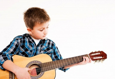 Có nên cho trẻ học Guitar?